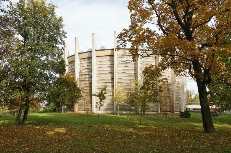 Widok ogólny na betonowy, okrągły pawilon Panoramy Racławickiej