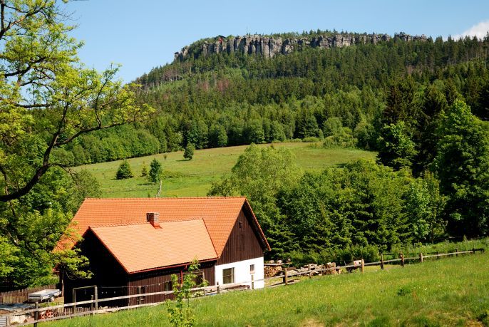 Widok na formacje skalne w otoczeniu zieleniu