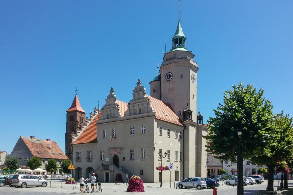 Gotycki ratusz na rynku w Prusicach z przepiękną wieżą ratuszową w słoneczny dzień