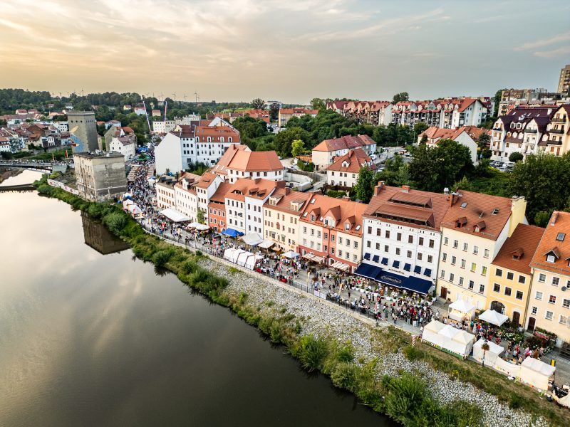 Zdjęcie z lotu ptaka na centrum Zgorzelca z rzeką Nysą Łużycką na pierwszym planie