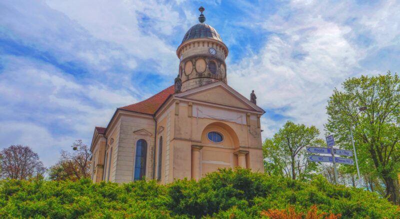 Świątynia w stylu klasycystycznym na tle jasnego nieba