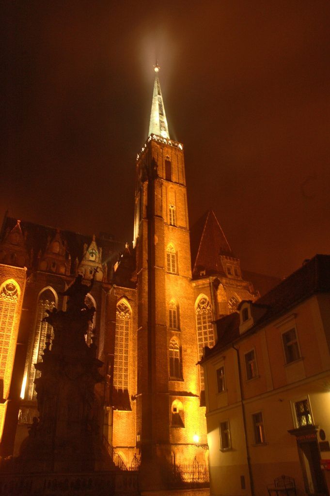 Wieża katedry podświetlona nocą 