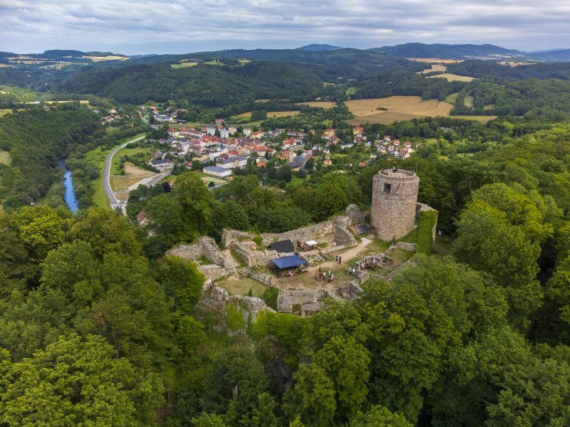 Widok z drona na Zamek Wleń oraz miasto Wleń widoczne w tle