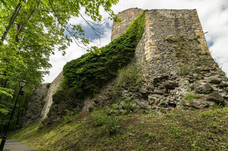 Zdjęcie murów zamku Wleń na tle zachmurzonego nieba