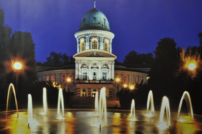 Fontanna przy Uzdrowisku Wojciech Zdrój w Lądku-Zdroju nocą 