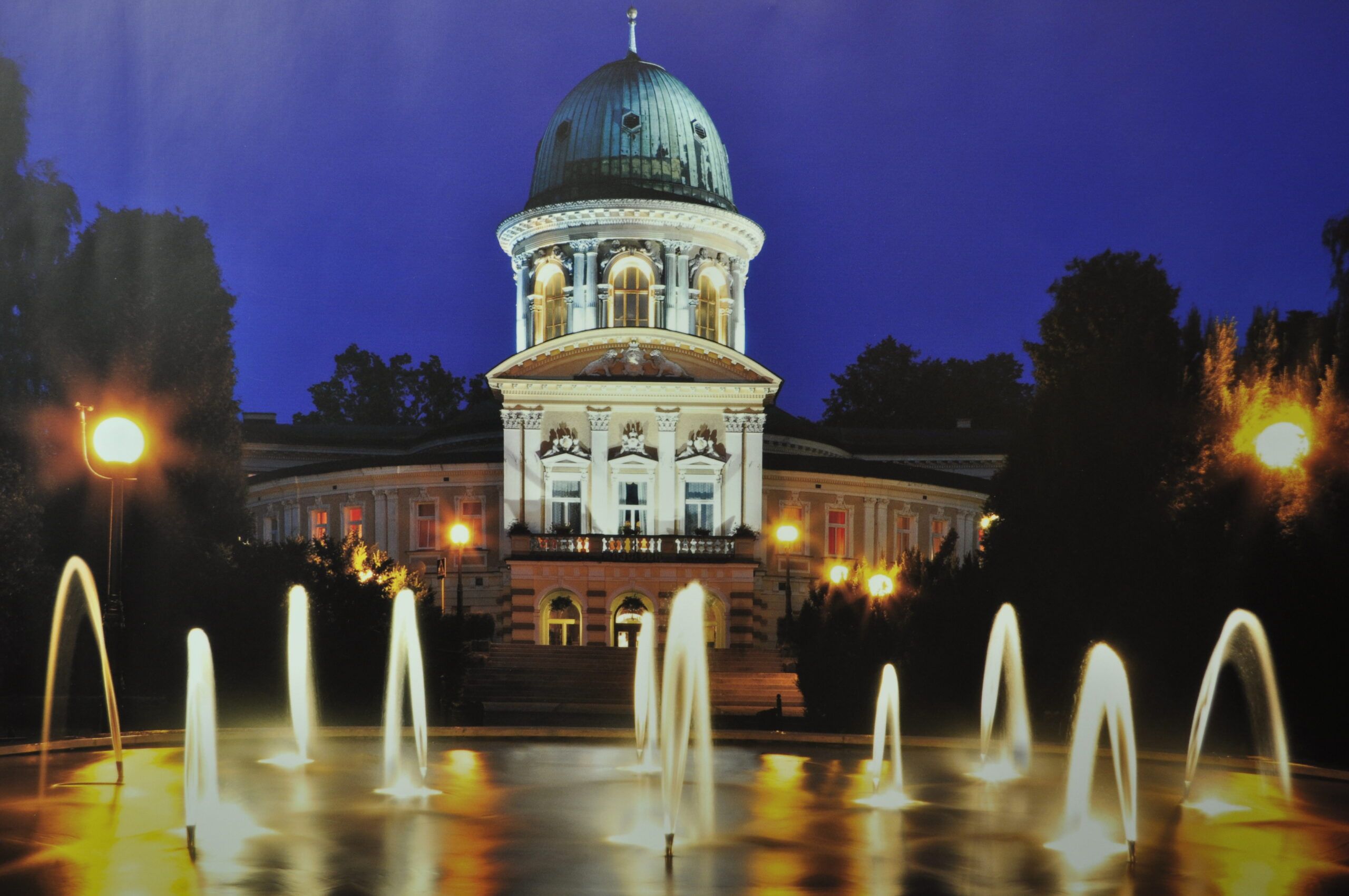 Fontanna przy Uzdrowisku Wojciech Zdrój w Lądku-Zdroju nocą
