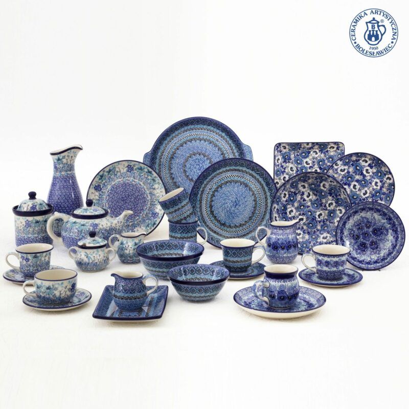 widok na kilknaście wyrobów ceramicznych w charakterystycznej dla teg regionu barwie biało-niebieskiej