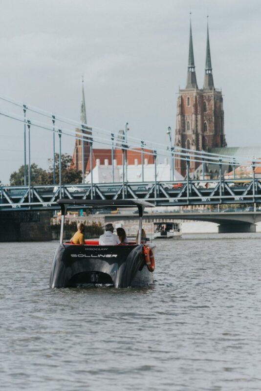 Widok na Most Grunwaldzki i wieże katedry na Ostrowie Tumskim 