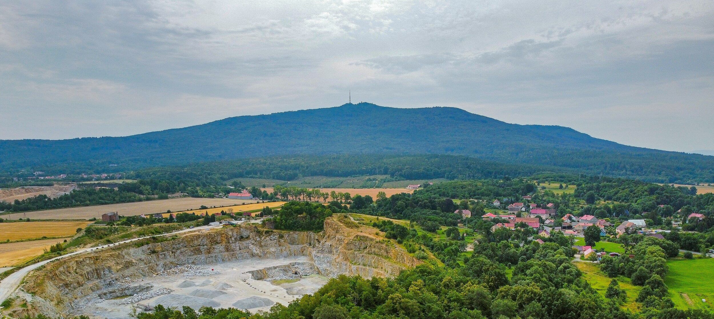 Widok z lotu ptaka na górę Ślężę