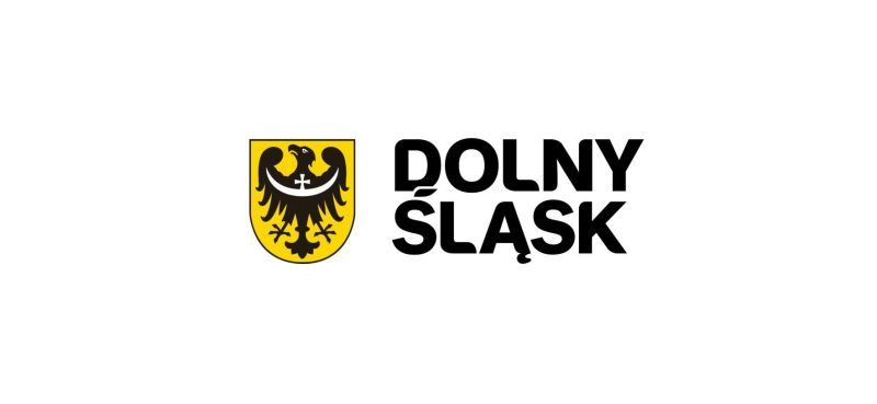 Logo Dolnego Śląska. Po lewej stronie znajduję się Herb Dolnego Śląska (czarny orzeł na zółtym tle z biała przepaską w kształcie półksiężyca, a na jej środku znajduj