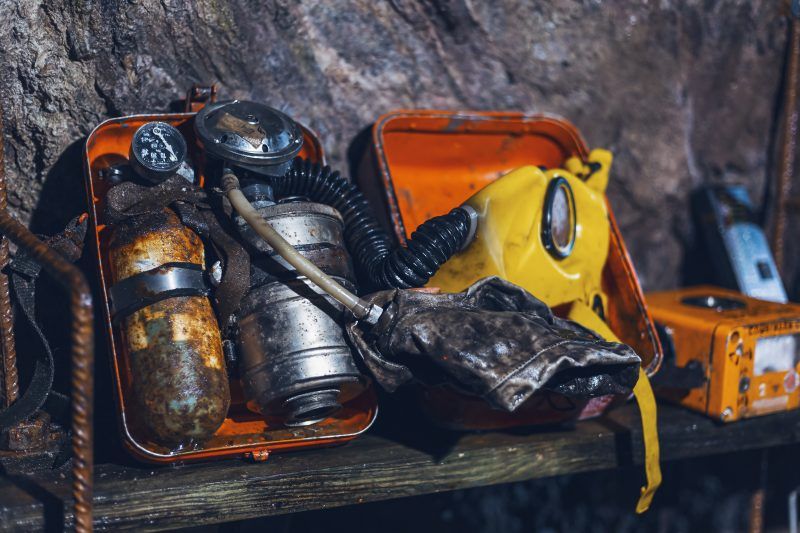 Wystawa z akcesoriami górniczymi na trasie zwiedzania Kopalni Uranu w Kletnie