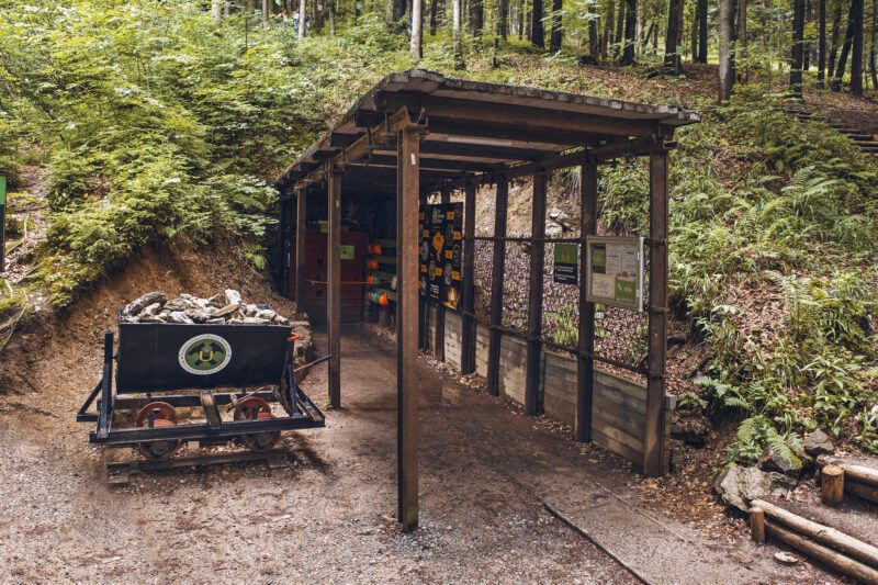 zewnętrzny widok na wejście do kopalni, oraz mały wagon