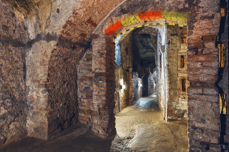 Klimatyczne zdjęcie podziemnych korytarzy w Kłodzku