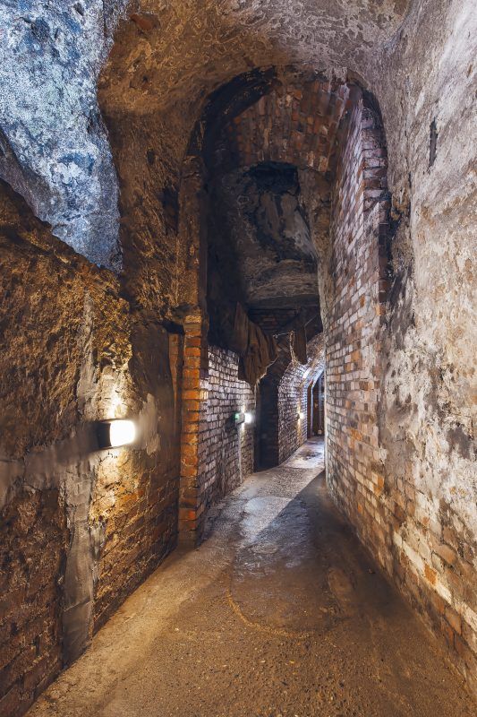 Klimatyczne zdjęcie podziemnych korytarzy w Kłodzku