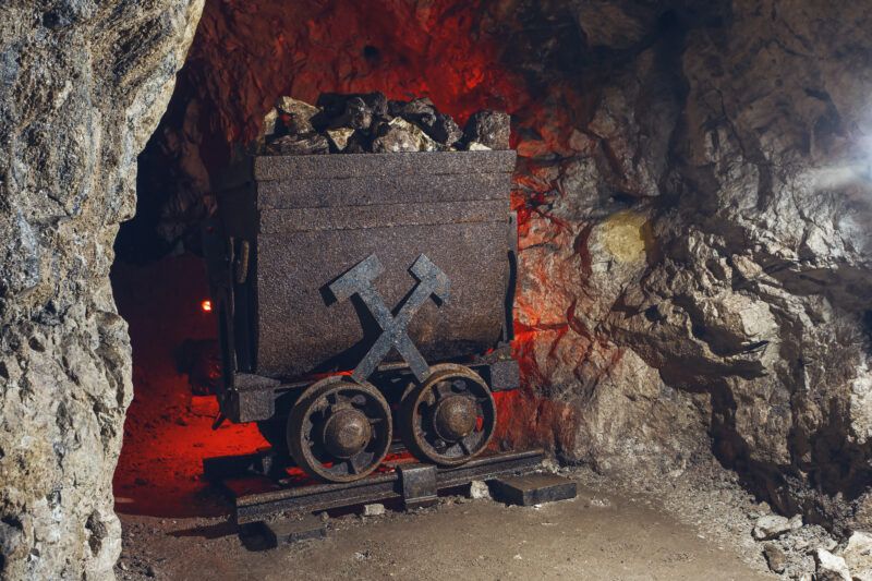 widok na wagonik z godłem górniczym, ustawiony na szynach