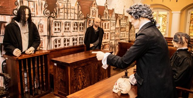 Sala przedstawiająca sąd z postaciami.