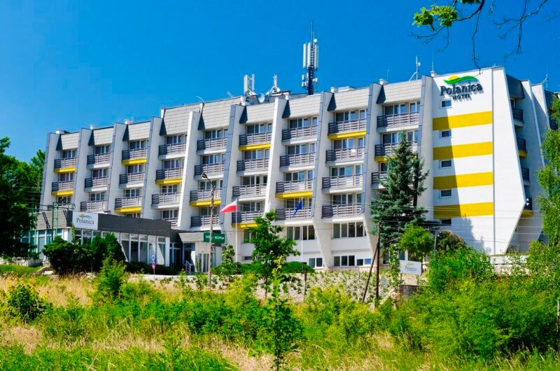 Masywny, wielopiętrowy budynek hotelowy. 