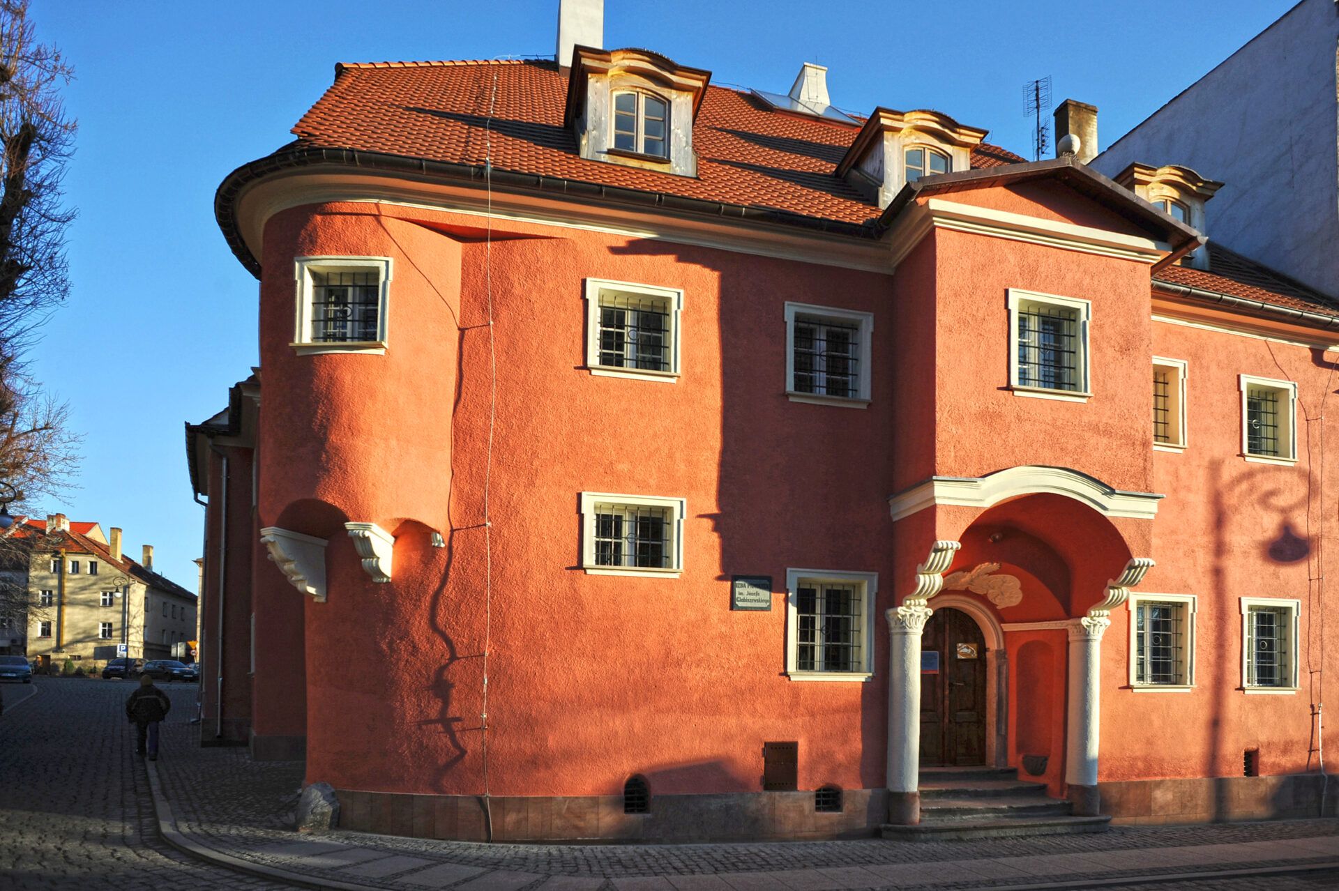 duży budynek w kolorze jasno brązowym, z wieloma małymi kwadratowymi oknami