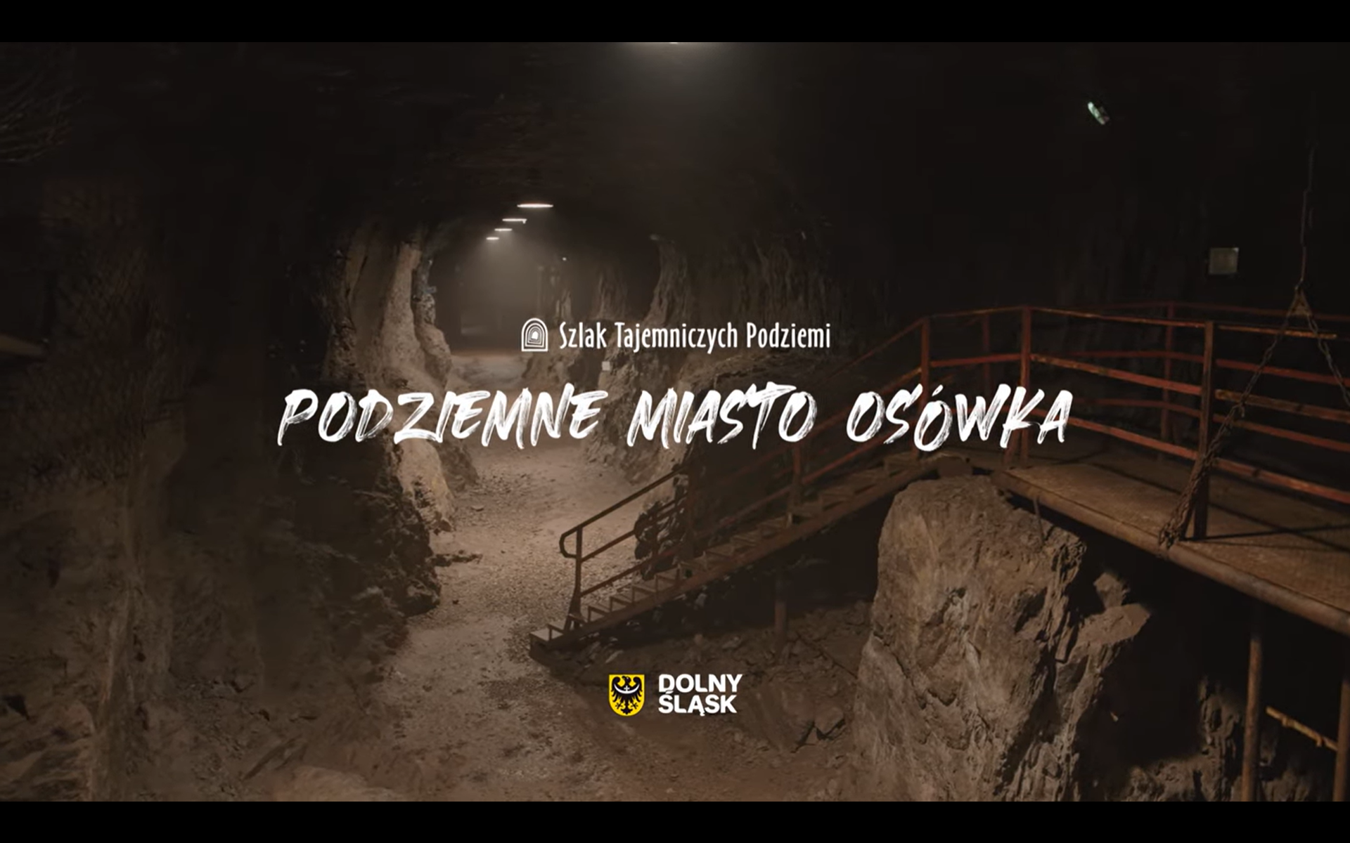 wysoki oraz długi wydrążony korytarz
