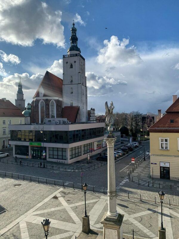 Widok na kościół zamkowy i wieżę w słoneczną pogodę