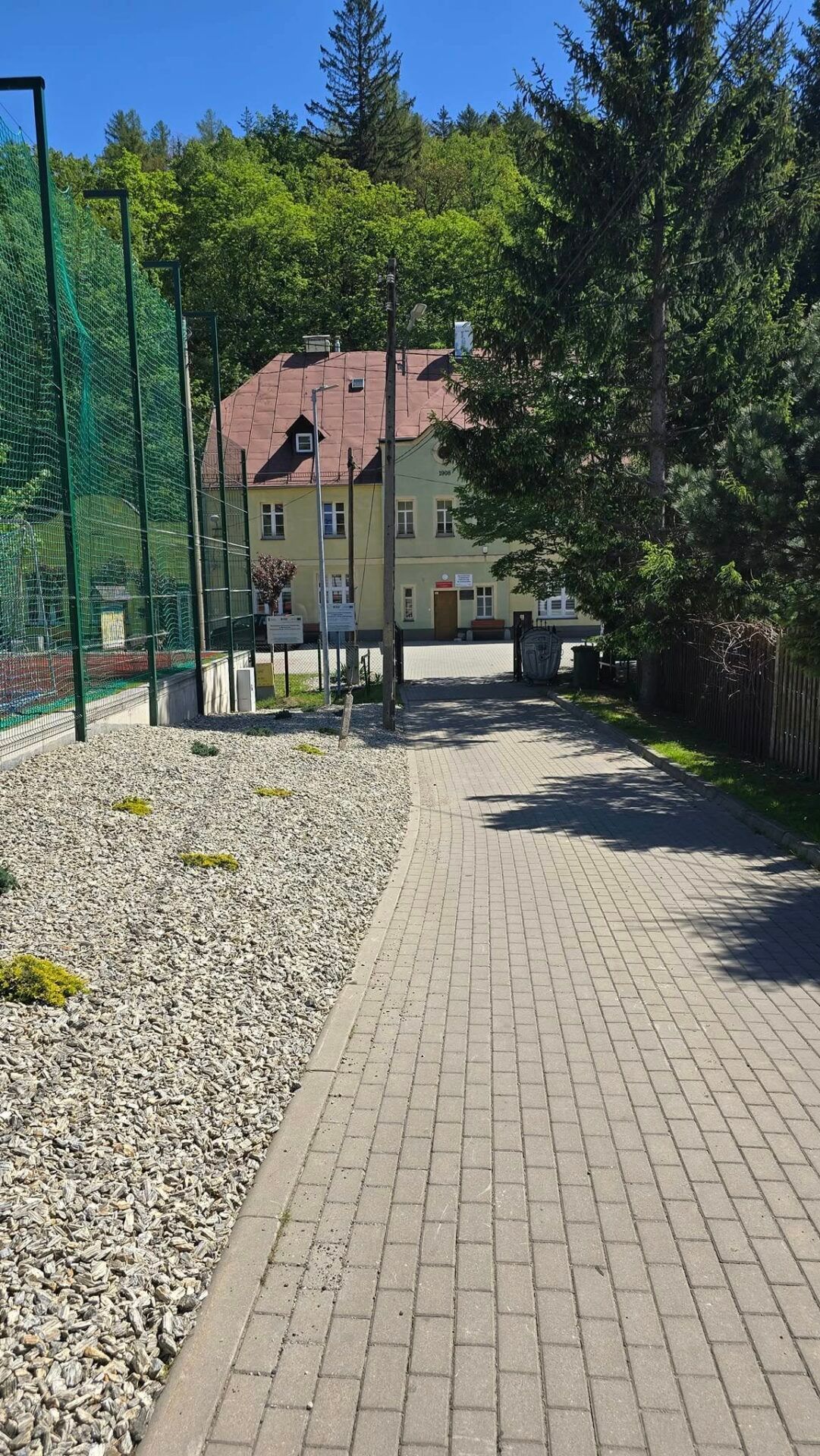 Widok na oddalony budynek schroniska.