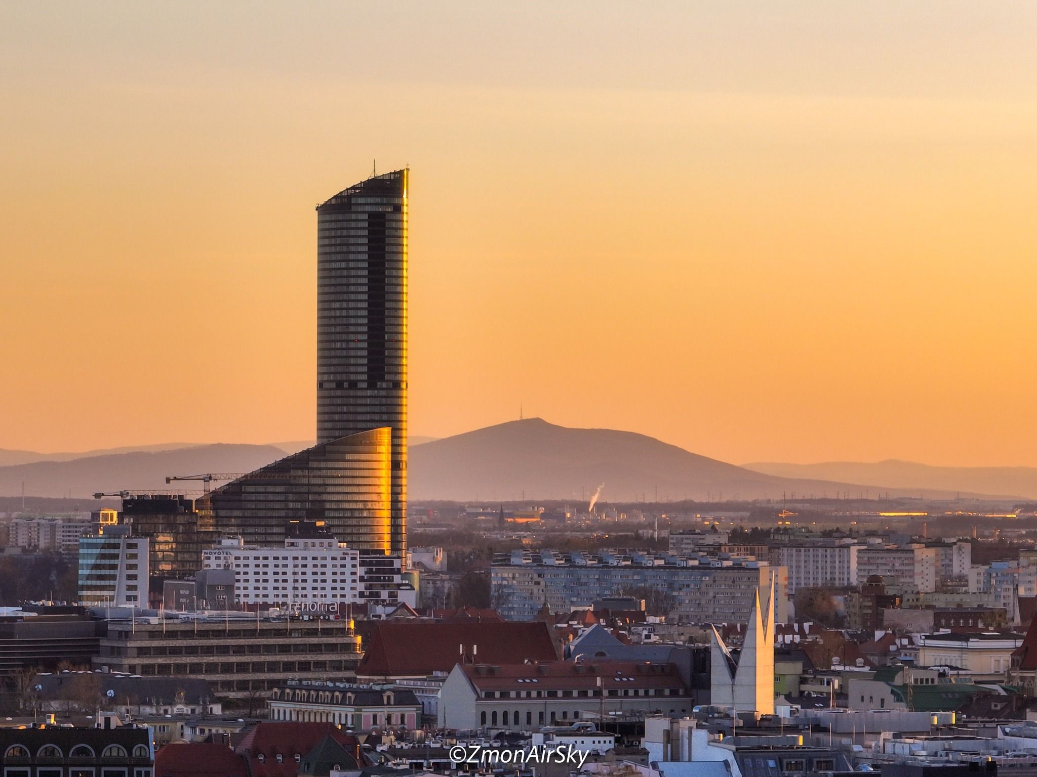widok z oddali na skytower przy zachodzie słońca