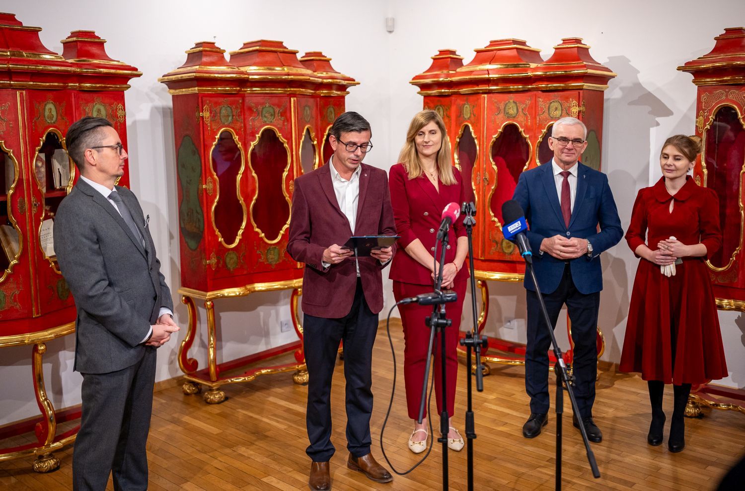 Zdjęcie grupy osób podczas konferencji na tle