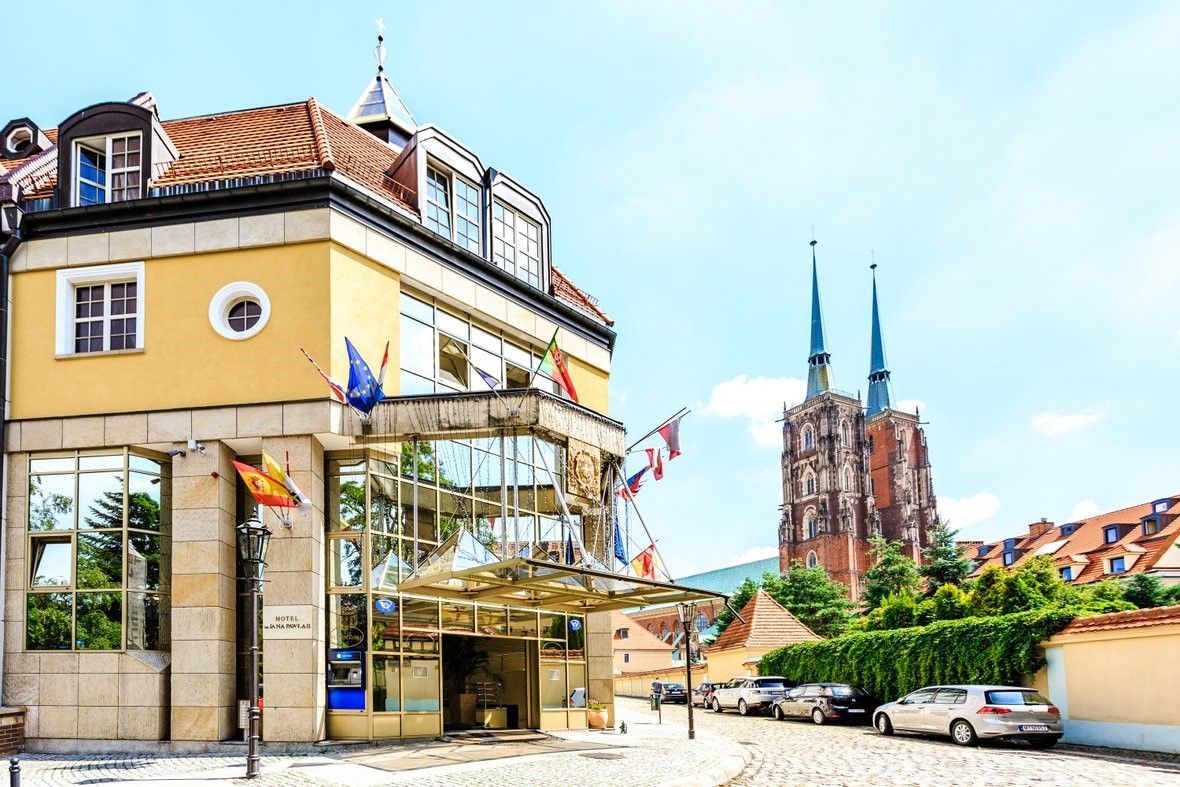 Widok na hotel oraz gotycką katedrę.