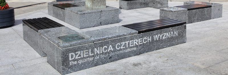 Marmurowy piedestał z nazwą Dzielnicy Czterech Wyznań