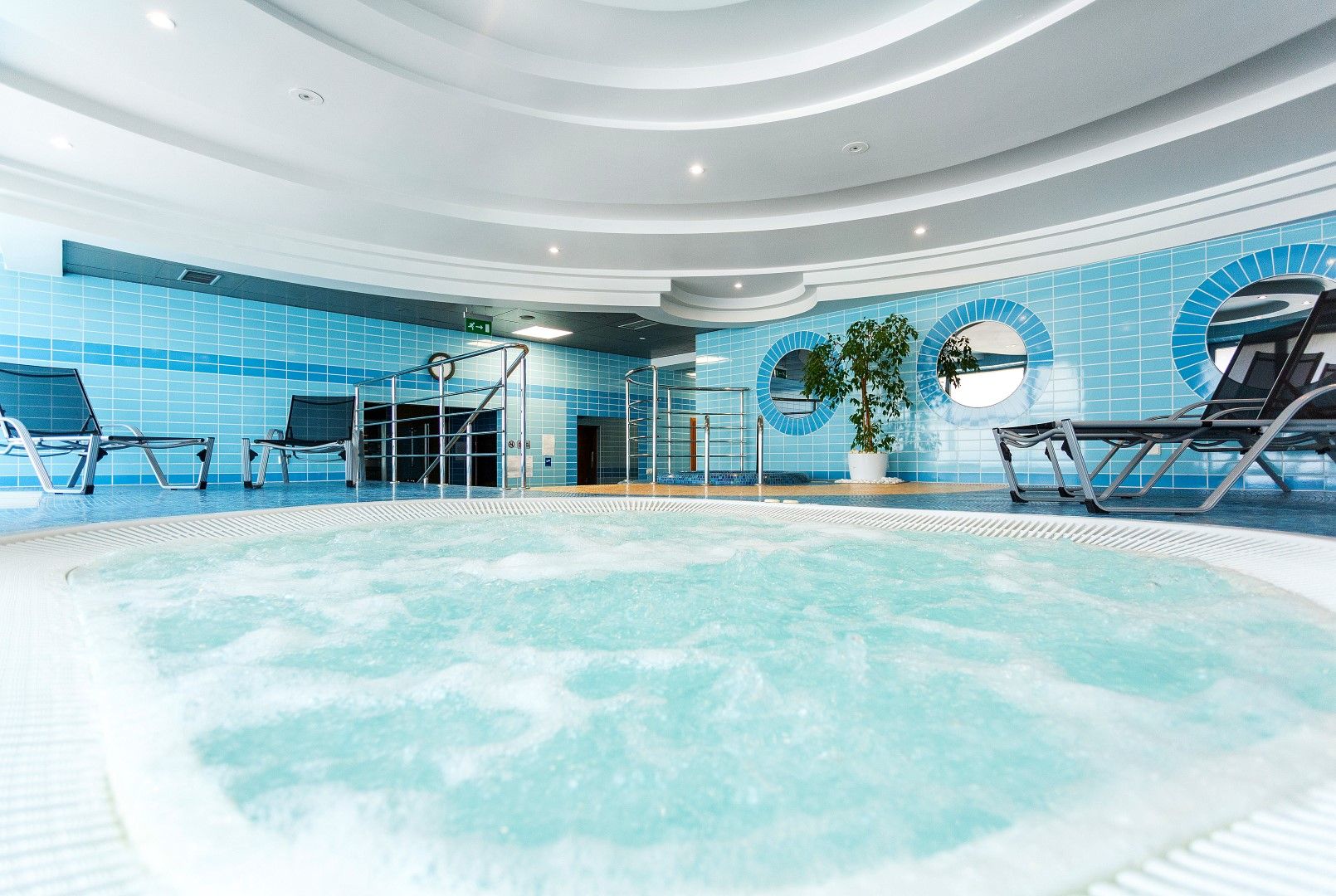 Jacuzzi wewnętrzne, w kształcie koła.
