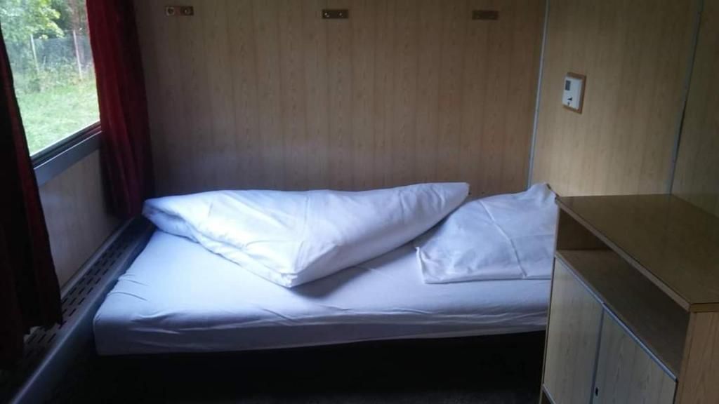 Łóżko w kabinie pociągowej.