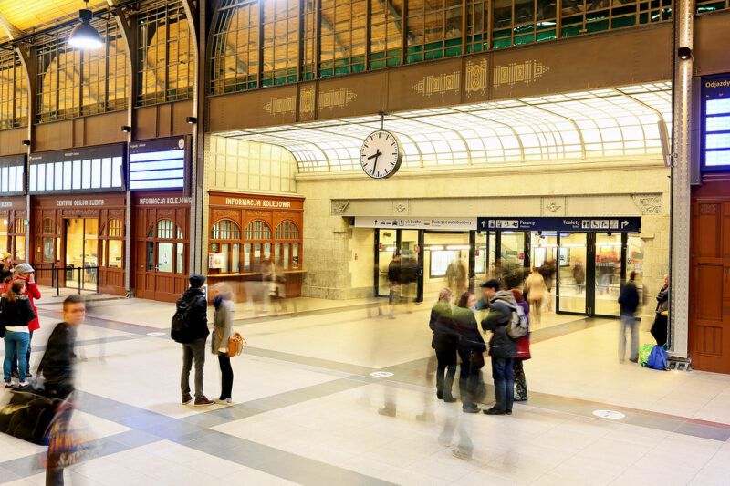 Wnętrze budynku dworca głównego.