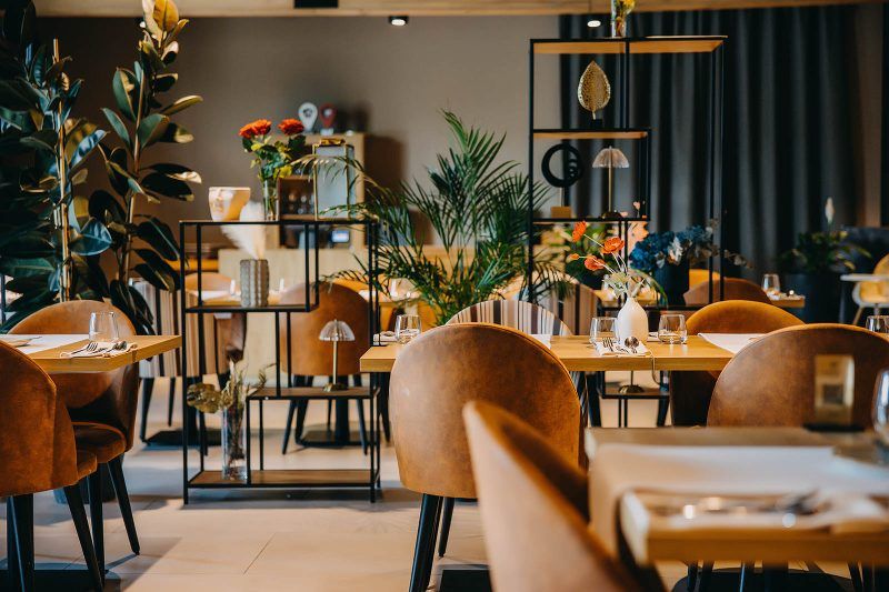 Nowoczesna, designerska restauracja hotelowa z elementami drewnianymi oraz metalowymi. 