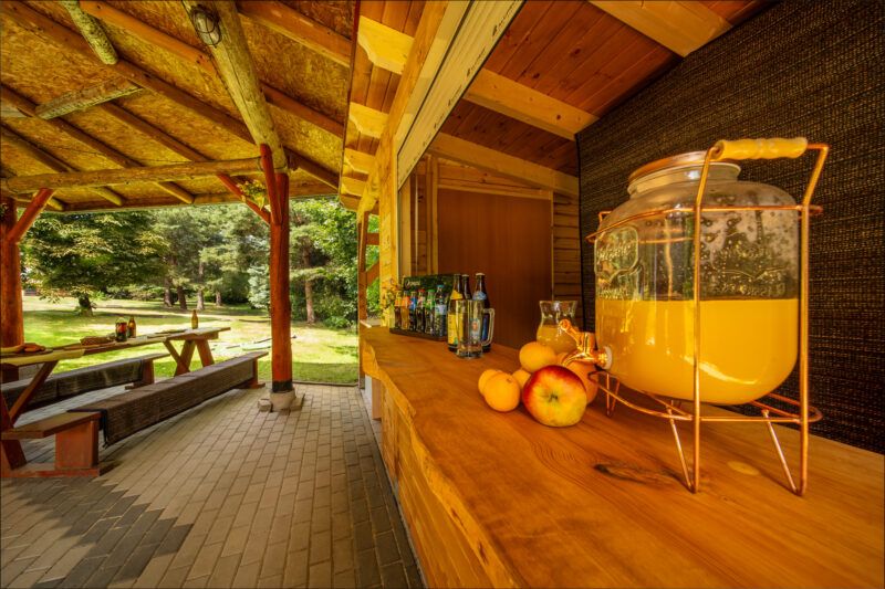 Letni bar pod drewnianą wiatą z 