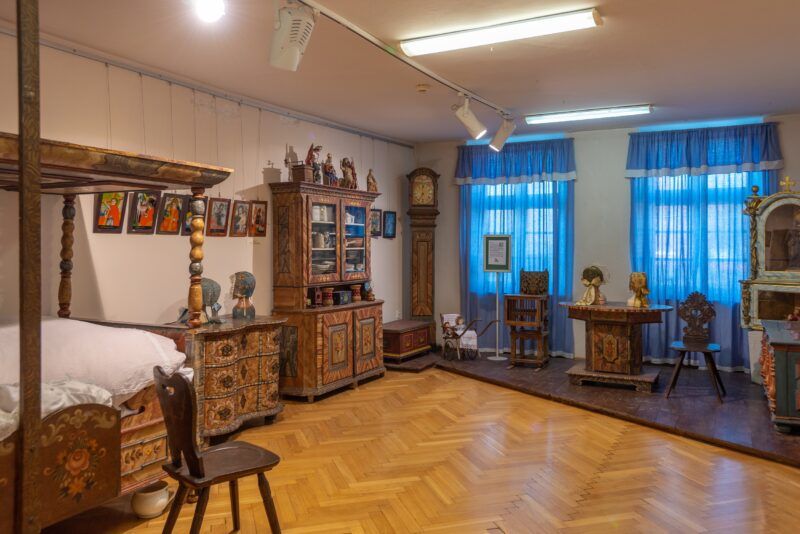 Jeden z pokoi w Muzeum Tkactwa urządzone jest w stylu z minionych epok, z zabytkowymi, ozdobnymi meblami, które wprowadzają zwiedzających w atmosferę dawnych czasów, pełną elegancji i historycznego uroku.