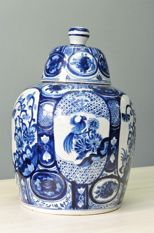 Ozdobny biało-niebieski dzban.