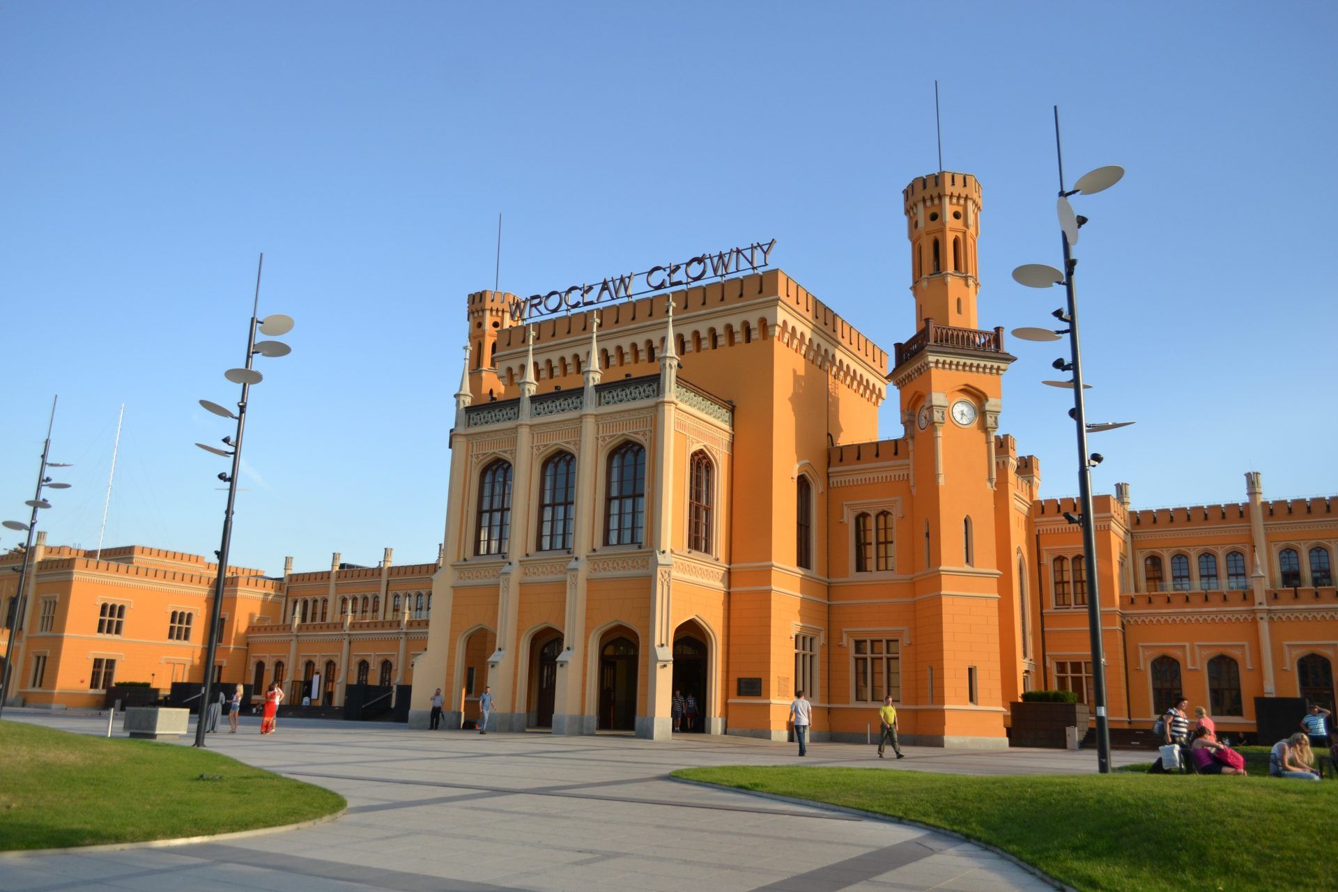 Zdjęcie ryzalitu środkowego głównego budynku dworca Wrocław Główny