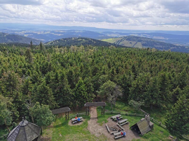 Widok ze szczytu na góry, przyrodę.