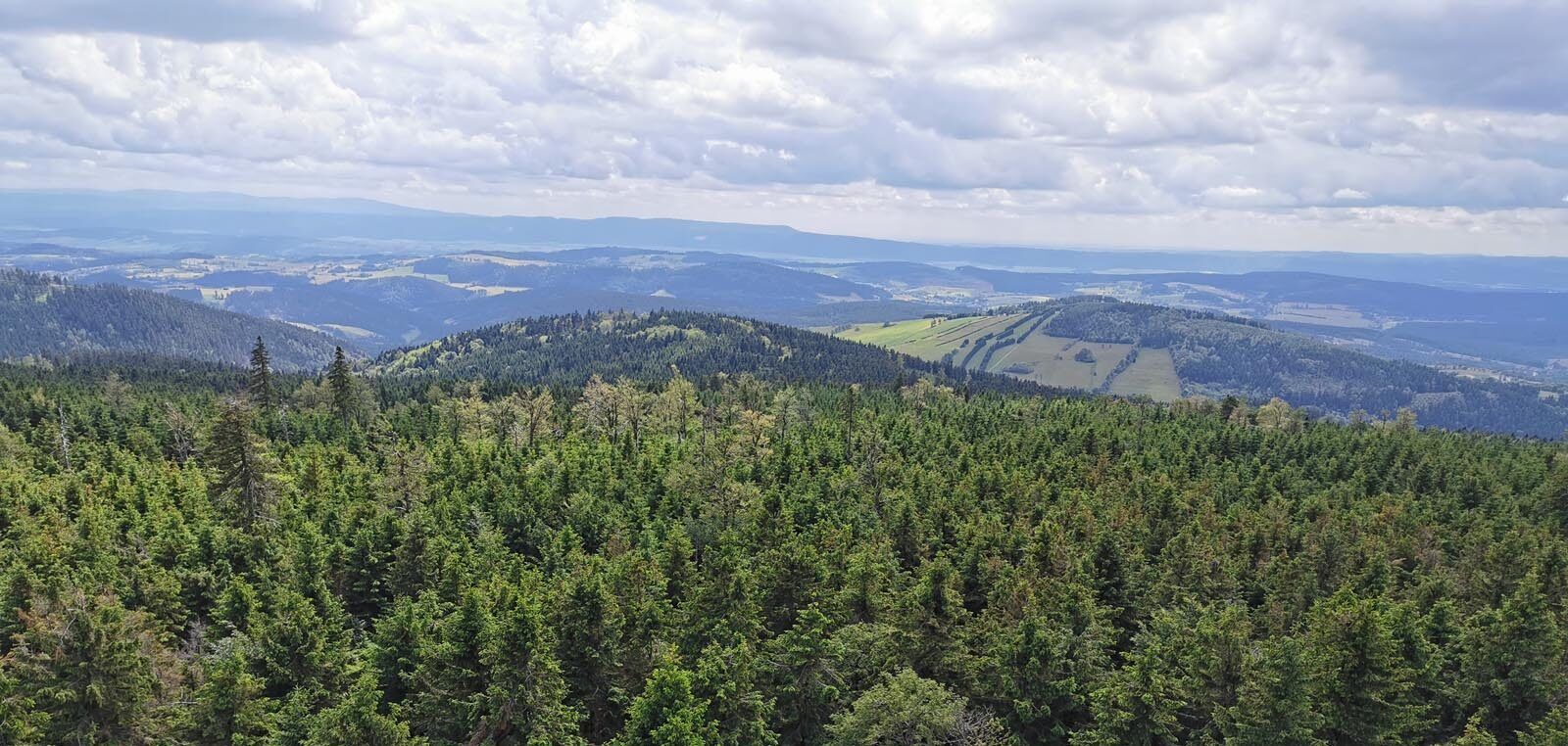 Widok ze szczytu na góry, przyrodę.