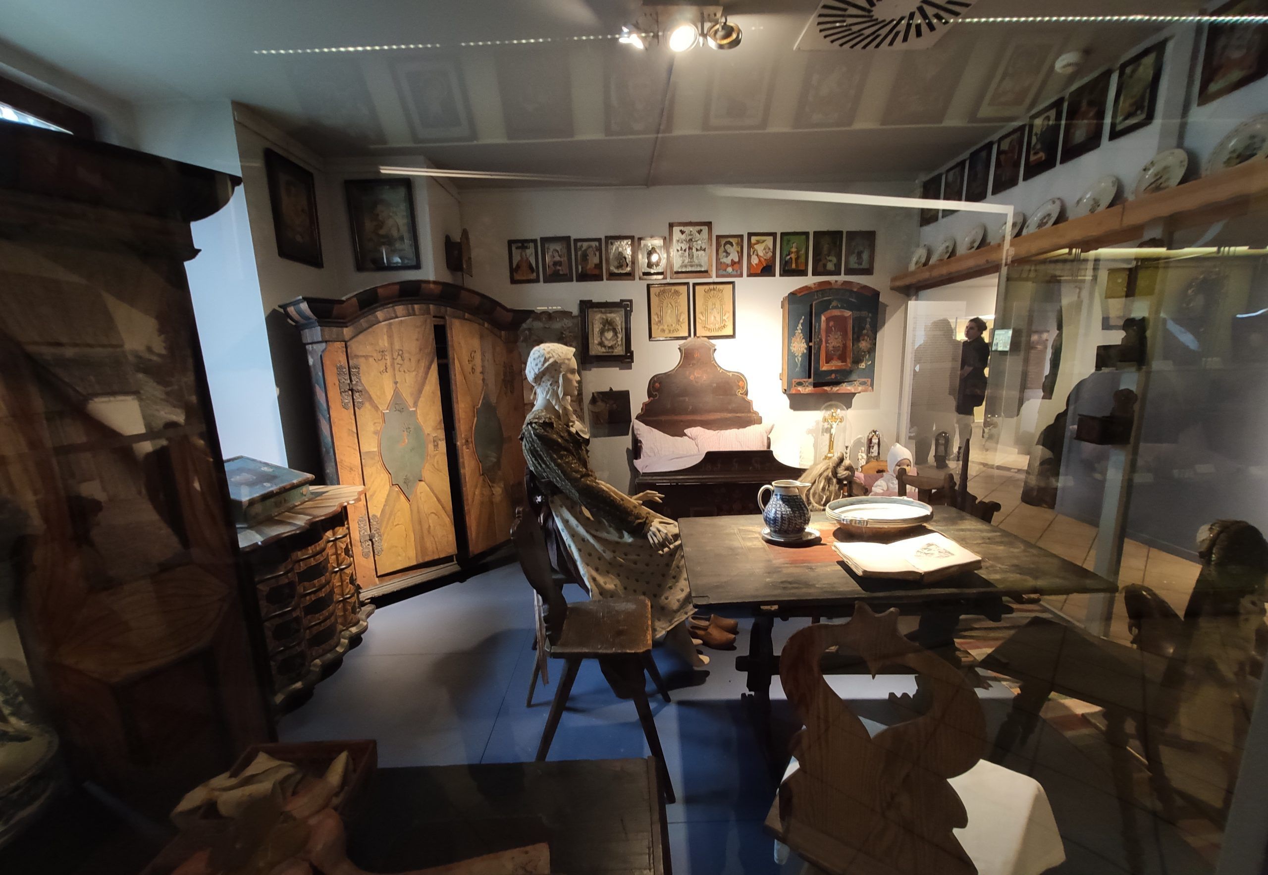 Fragment wystawy, prezentujący bogato zdobione wnętrze dawnej izby ludowej. 