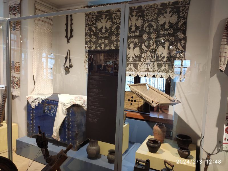 Fragment wystawy, prezentujący bogato zdobione wnętrze dawnej izby ludowej. 