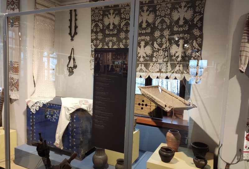 Fragment wystawy, prezentujący rękodzieło ludowe.