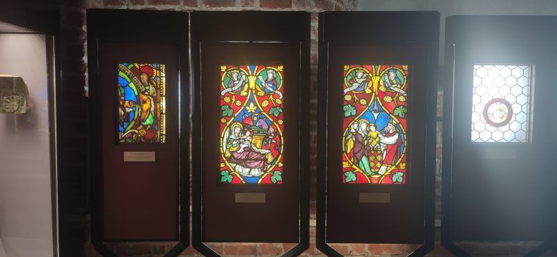 zbiór tradycyjnych białych pieców ceramicznych, pięknie zaprojektowanych z detalami ozdobnymi i dekoracyjnymi elementami.