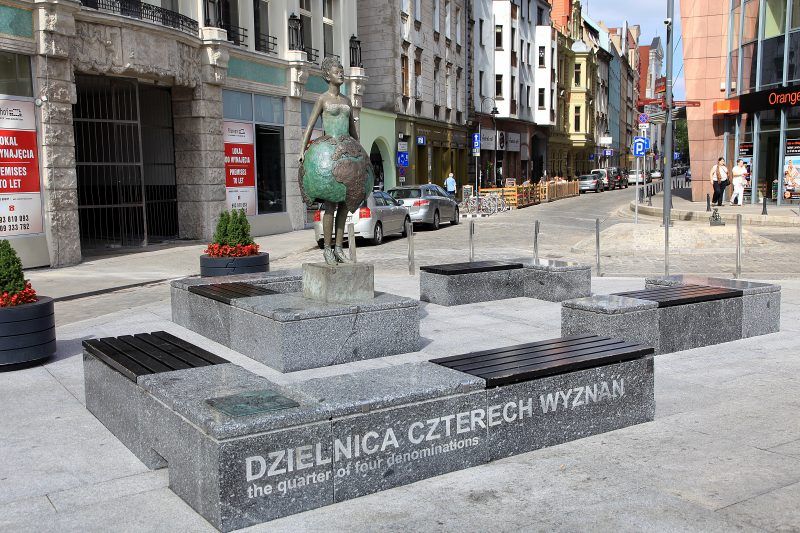Dwumetrowa postać dziewczyny, stylizowana na kulę ziemską, symbolizuje jedność świata pomimo różnic religijnych i kulturowych.