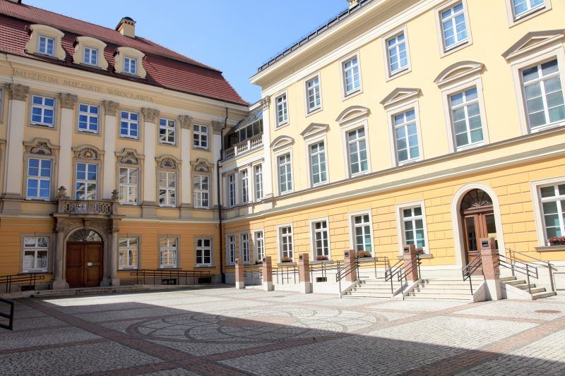 Dziedziniec przed wejście do Pałacu Królewskiego w oddali widać również budynki pałacu.