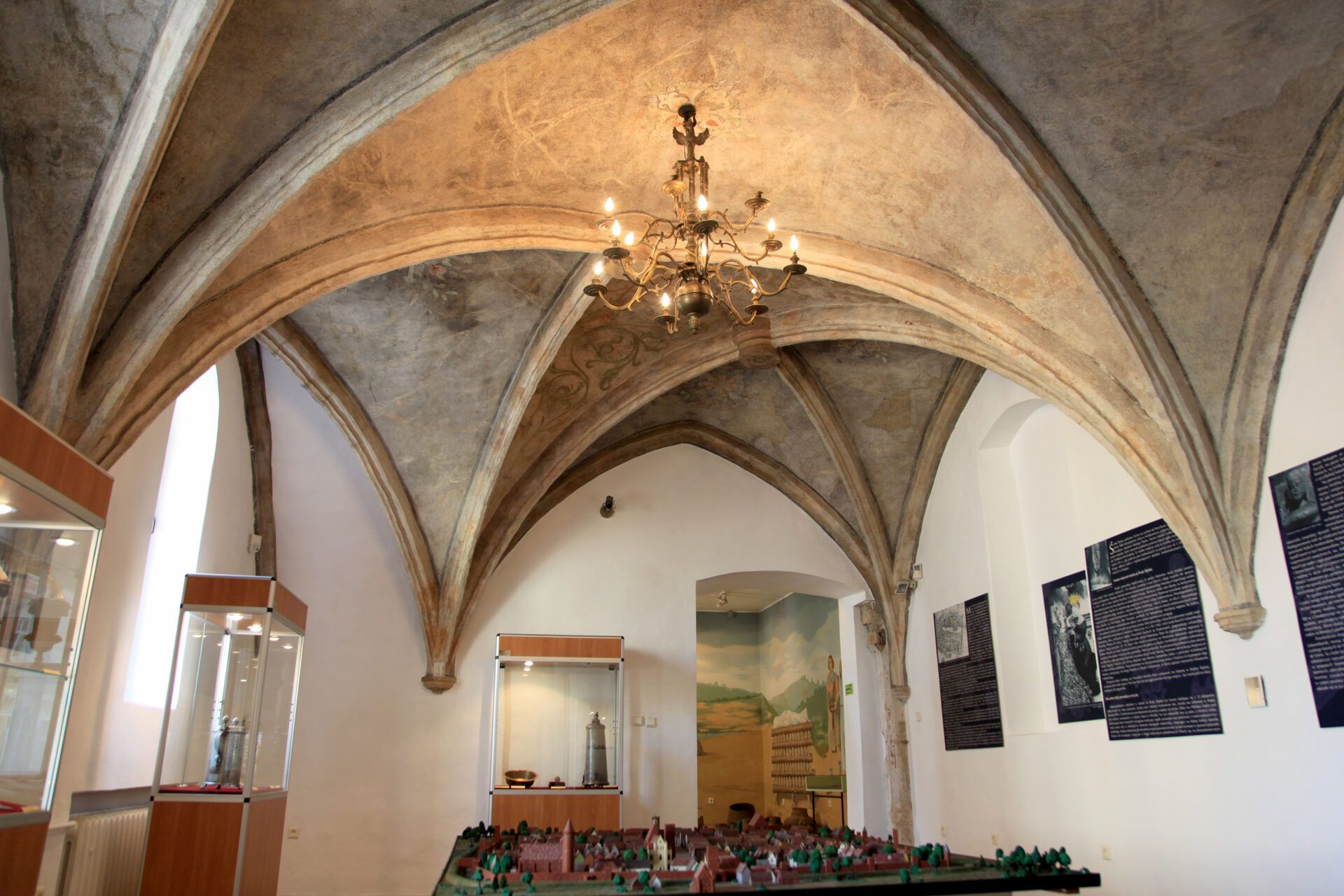 Sala wystawowa mieszcząca się w zabytkowym pomieszczenie ze sklepieniem krzyżowo-żebrowym. Ekspozycje stanowi średniowieczna makieta miasta oraz gabloty z historycznymi przedmiotami użytku codziennego.