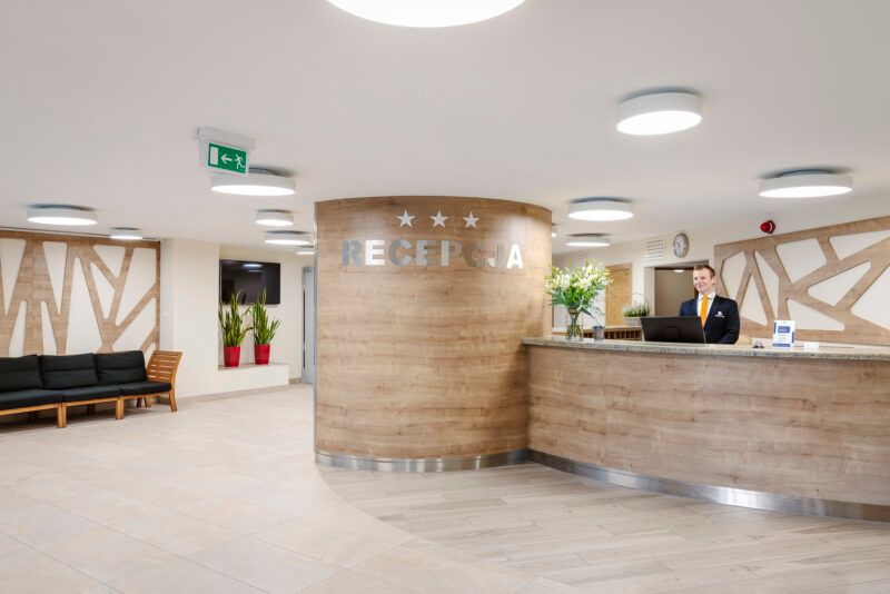 Eleganka recepcja hotelowa w odcieniach 