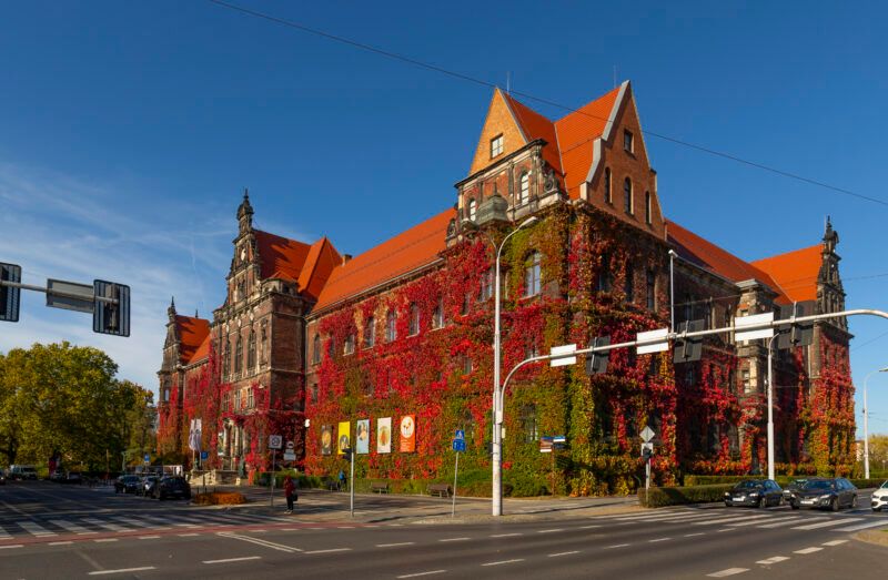 Budynek Muzeum Narodowego - neorenesansowa struktura z charakterystyczną fasadą ozdobioną kolumnami i dużymi oknami, która wyróżnia się klasycznym, monumentalnym stylem.