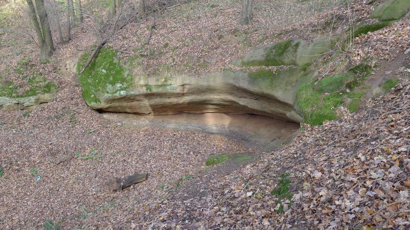 zdjęcie przedstawia jamę w podłożu
