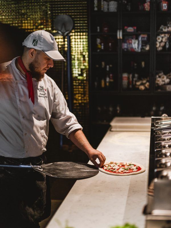 Kucharz podczas przygotowania pizzy